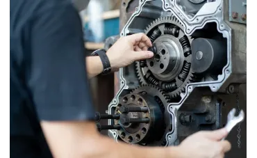 Znaczenie regularnej wymiany olejów i smarów w utrzymaniu maszyn